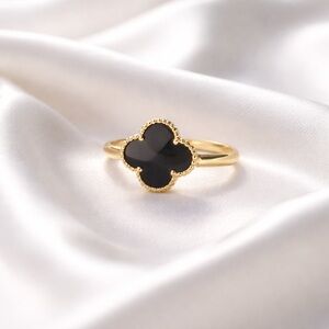 Elegant Gold and Black Clover Ring